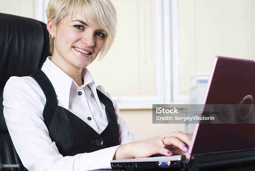 Mujer de negocios con computadora portátil - Foto de stock de 20-24 años libre de derechos