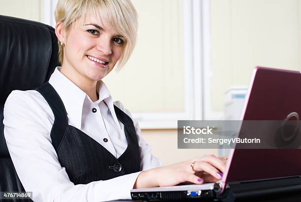 Mujer De Negocios Con Computadora Portátil Foto de stock y más banco de imágenes de 20-24 años - 20-24 años, Adulto, Adulto joven