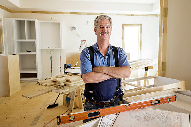 retrato de carpinteiro - carpenter construction residential structure construction worker imagens e fotografias de stock