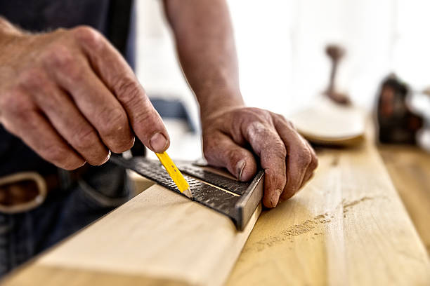 carpentiere square - carpenter home addition manual worker construction foto e immagini stock