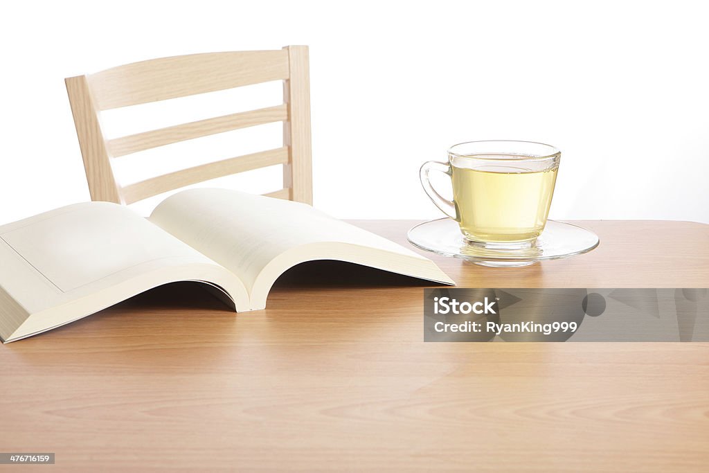 Chá e o livro na mesa de madeira - Foto de stock de Amarelo royalty-free