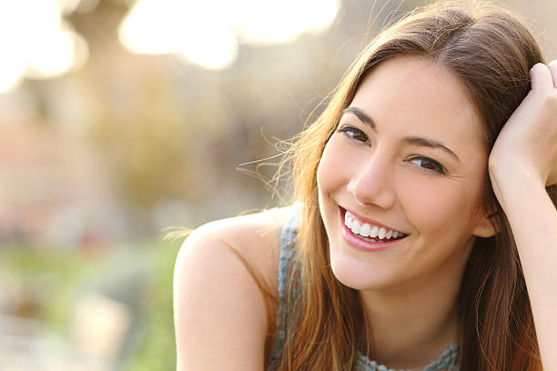 ragazza sorridente con denti bianchi e sorriso perfetto - human teeth whitening dentist smiling foto e immagini stock