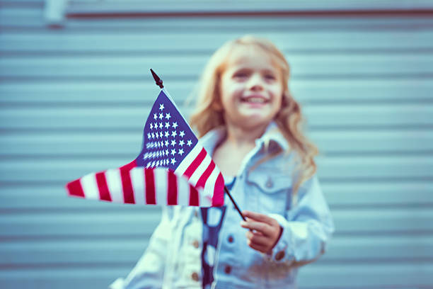 flying bandera estadounidens'en chica en la mano.   selective focus on bandera - little girls small blond hair child fotografías e imágenes de stock