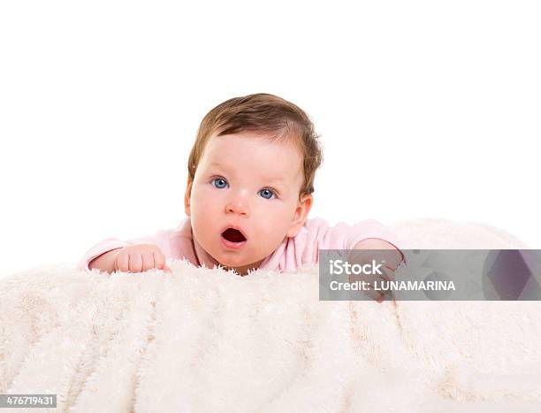 Baby Mädchen Offenem Mund Lustiger Geste In Pink Stockfoto und mehr Bilder von Babybett - Babybett, Weißer Hintergrund, Baby