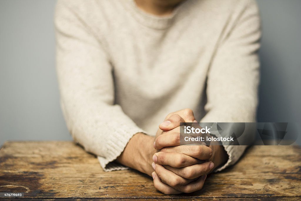祈る男性のデスク - 1人のロイヤリティフリーストックフォト