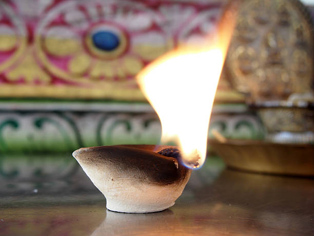 velas para rituales de hinduismo - prudish fotografías e imágenes de stock