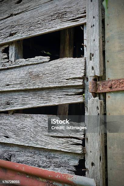 Старый Погода Разорванный Barn Дверь — стоковые фотографии и другие картинки Амбар - Амбар, Без людей, Вертикальный