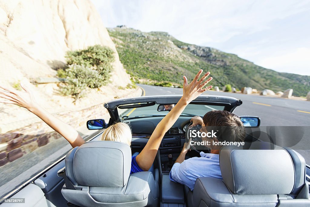 Femme heureuse de profiter de voyage pour homme au volant Convertible - Photo de Tous types de couple libre de droits