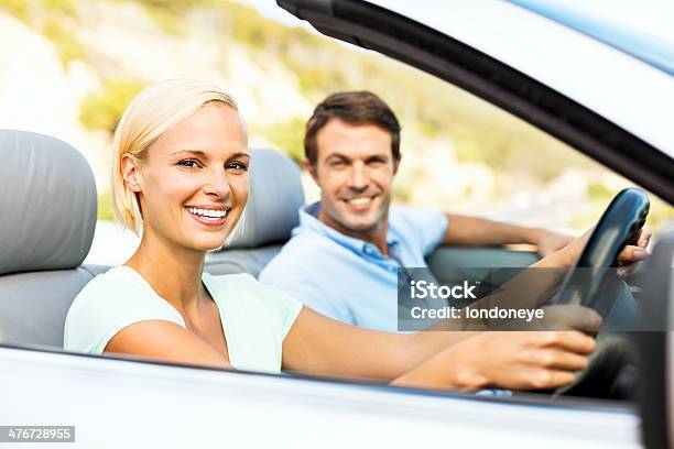 Hermosa Pareja En Coche Convertible Foto de stock y más banco de imágenes de 30-34 años - 30-34 años, 30-39 años, Actividades recreativas