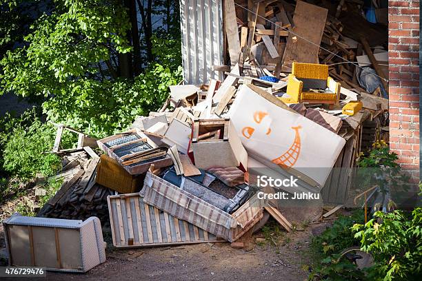 Funny Broken Furnitures Trash Pile-foton och fler bilder på Sopor - Sopor, Fram eller baksida, Stökig