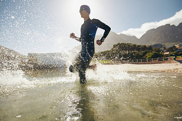 formazione per il triathlon concorrenza - competitive sport competition swimming wetsuit foto e immagini stock