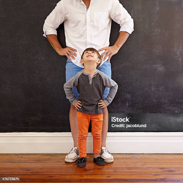 Little Boy Copia Presentar Su Padres Foto de stock y más banco de imágenes de Imitación - Imitación, Niño, Padre