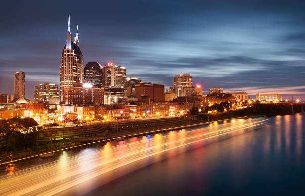 nashville, tennessee, o horizonte do centro da cidade ao anoitecer - shelby - fotografias e filmes do acervo