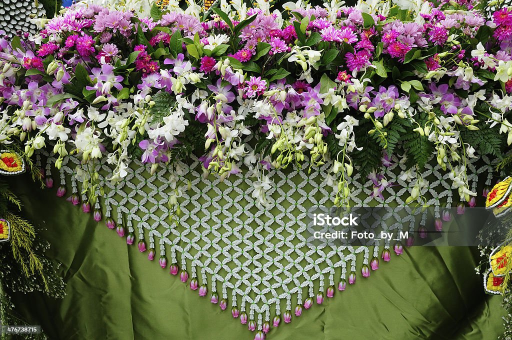 Свежие цветы и искусственных Корона цветочный венок в форме с треугольными чашечками - Стоковые фото Без людей роялти-фри