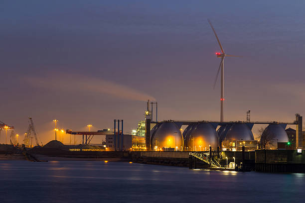 terminal de carga no porto de hamburgo à noite - hafen containerterminal imagens e fotografias de stock