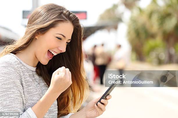 Vitalisierendes Frau Vor Ihrem Smartphone In Einen Bahnhof Stockfoto und mehr Bilder von Handy