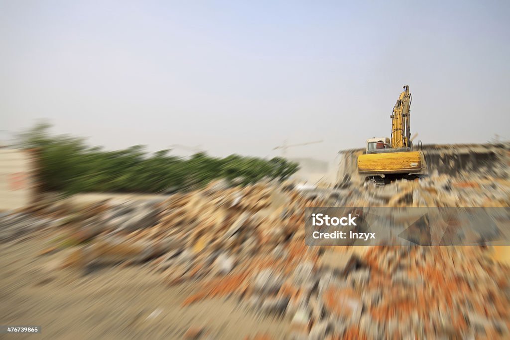 excavator dans la construction de débris nettoyage site - Photo de Accident et désastre libre de droits
