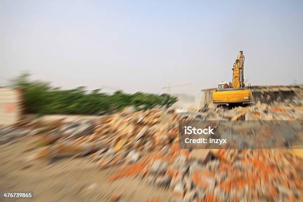 Photo libre de droit de Excavator Dans La Construction De Débris Nettoyage Site banque d'images et plus d'images libres de droit de Accident et désastre