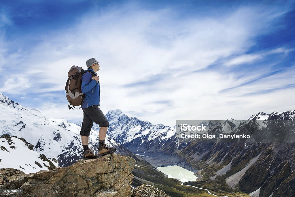 Excursionistas en la parte superior de las montañas - Foto de stock de Adulto libre de derechos