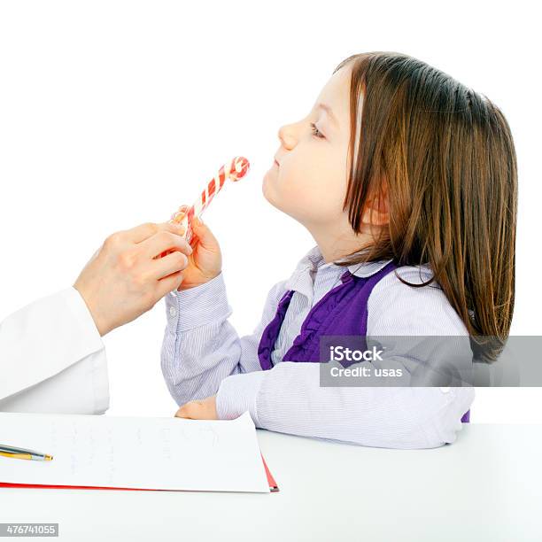 Infeliz A Rapariga Com Doce - Fotografias de stock e mais imagens de Branco - Branco, Cabelo castanho, Criança