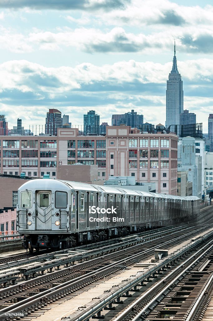 Photo libre de droit de Métro Train À Grande Vitesse Sur Piste Surélevée  Dans Le Queens À New York banque d'images et plus d'images libres de droit  de New York City 
