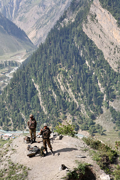 indian army w góry - mountain himalayas india mountain range zdjęcia i obrazy z banku zdjęć