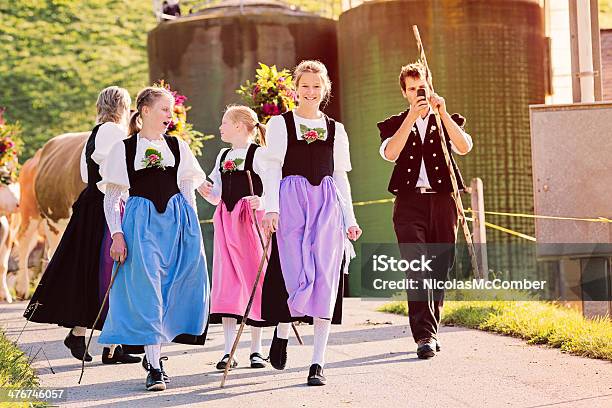 Swiss La Agricultura Familiar En El Festival Del Otoño En Forma Anual Foto de stock y más banco de imágenes de Adolescente