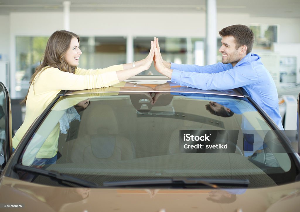 Couple, acheter une voiture. - Photo de Acheter libre de droits