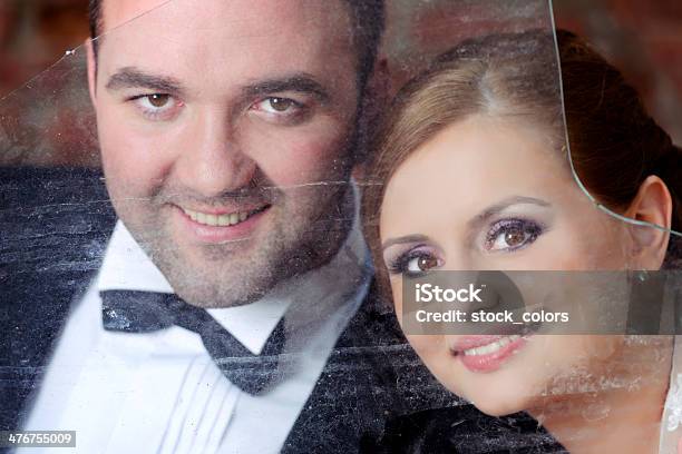 Glückliches Hochzeitspaar Stockfoto und mehr Bilder von 25-29 Jahre - 25-29 Jahre, Attraktive Frau, Blick in die Kamera