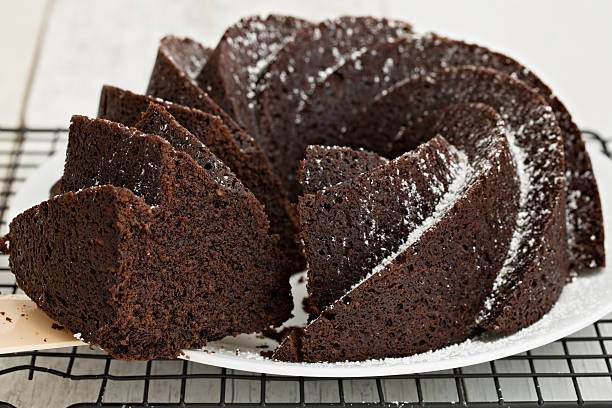 порция кусочек торта - chocolate cake dessert bundt cake стоковые фото и изображения