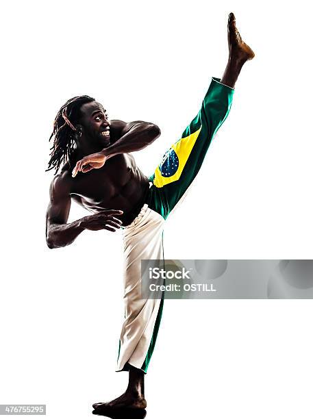 Hombre Negra Brasilera Bailarina De Baile Capoeira Foto de stock y más banco de imágenes de Abrise de piernas - Abrise de piernas, Adulto, Afrodescendiente