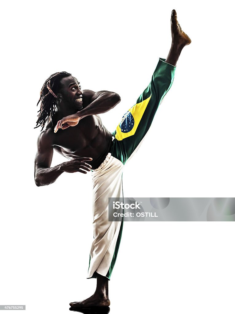 Brasiliano nero uomo ballerino ballare capoeira - Foto stock royalty-free di A petto nudo