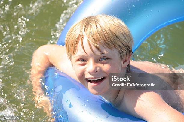 Chłopiec W Basenie Nadmuchiwane - zdjęcia stockowe i więcej obrazów Pływać - Pływać, Dziecko, Niepełnosprawność