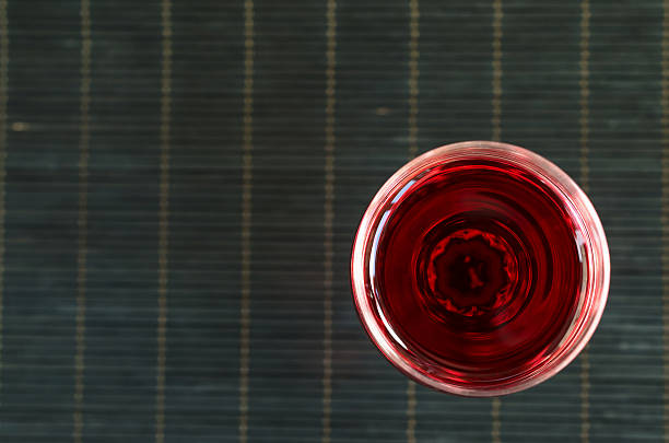 rotwein in ein glas.  die top ausblick - fruit table bamboo black stock-fotos und bilder