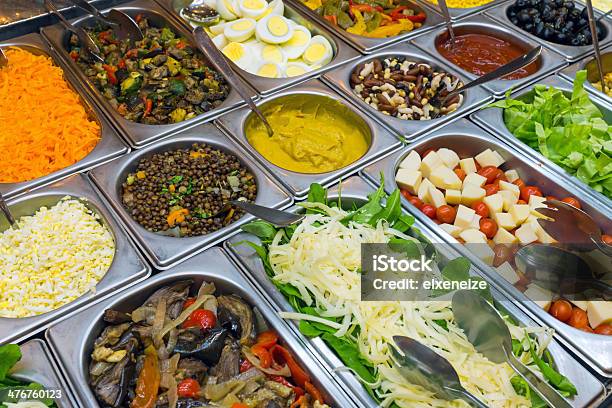 Belas Buffet De Salada - Fotografias de stock e mais imagens de Alface - Alface, Alimentação Saudável, Azeitona