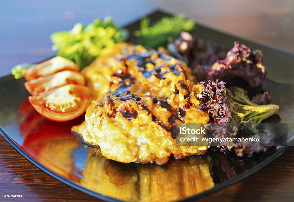 Cerdo con verduras en placa - Foto de stock de Alimento libre de derechos