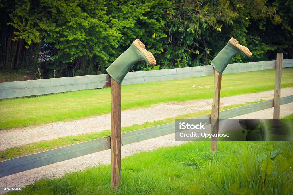 Wellies sur une barrière - Photo de Humour libre de droits