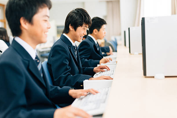 japonês alunos no laboratório de informática - japanese culture asian ethnicity friendship computer imagens e fotografias de stock