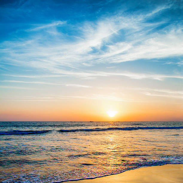 lindamente colorido pôr do sol sobre o oceano pacífico santa monica beach - santa monica beach beach california wave imagens e fotografias de stock