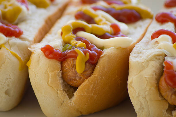 hot dogs - mustard mayonnaise condiment relish photos et images de collection