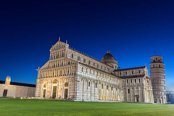 pisa's cathedral, plac z wieży w pizie i katedra - camposanto monumentale zdjęcia i obrazy z banku zdjęć