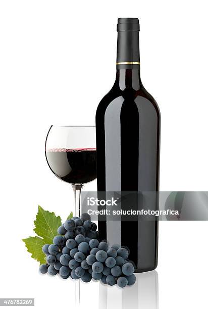 Photo libre de droit de Verre Et Bouteille De Vin Rouge banque d'images et plus d'images libres de droit de Bouteille de vin - Bouteille de vin, Vin, Fond blanc