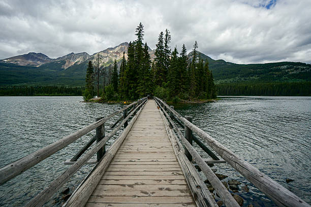 istock Pyramid Lake & Pyramid Island in Jasper National Park 476784580