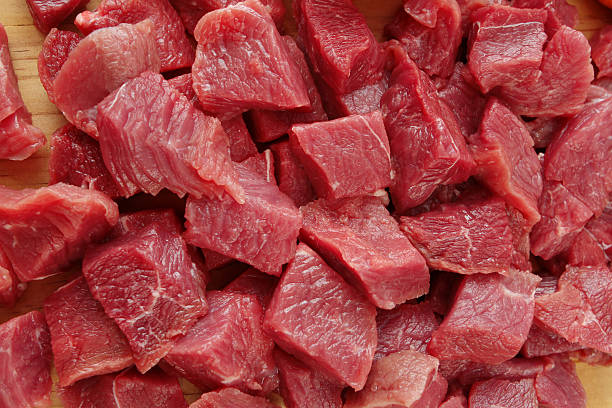 Primas corte de carne de res en la placa de madera - foto de stock