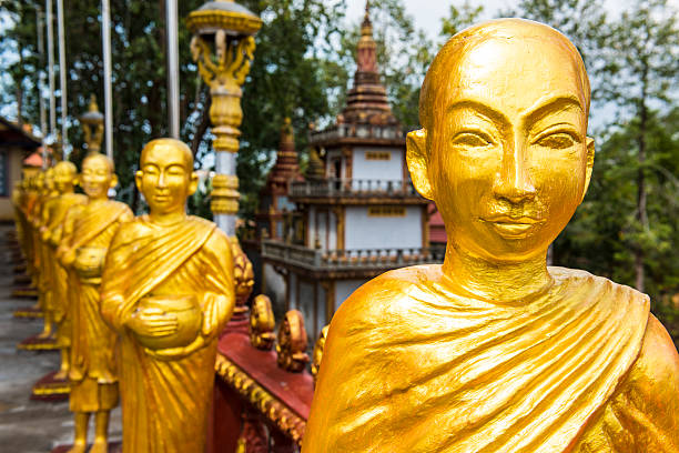 golden monaci statue, sihanoukville, cambogia. - reclining buddha foto e immagini stock