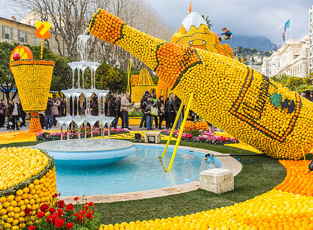 menton (франция).   лимонный фестиваль: скульптуры из lemons и апельсинов - european culture provence alpes cote dazur france western europe стоковые фото и изображения