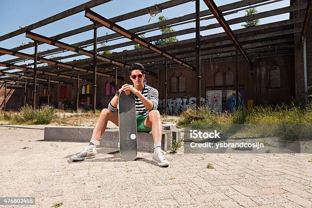 Urban Asiática Hombre Con Gafas De Sol Rojo Y Monopatín Foto de stock y más banco de imágenes de A la moda