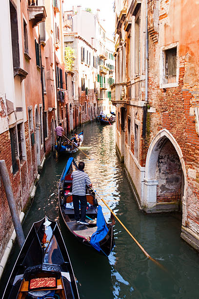 гондольер в венеции - gondola venice italy canal sailor стоковые фото и изображения