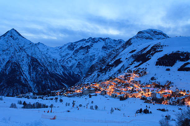 les deux alpes estância de esqui - ski resort winter snow night imagens e fotografias de stock