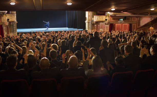 audience applauding ballerina on stage in theater - ovacionar fotografías e imágenes de stock